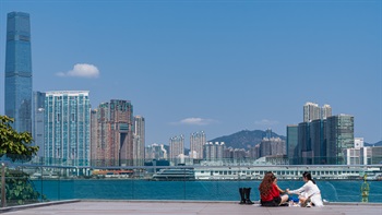 高層平台上的圍欄以玻璃建成，視線無遮無擋，讓蔚藍的維港和九龍摩天大廈林立的景致盡現眼前。